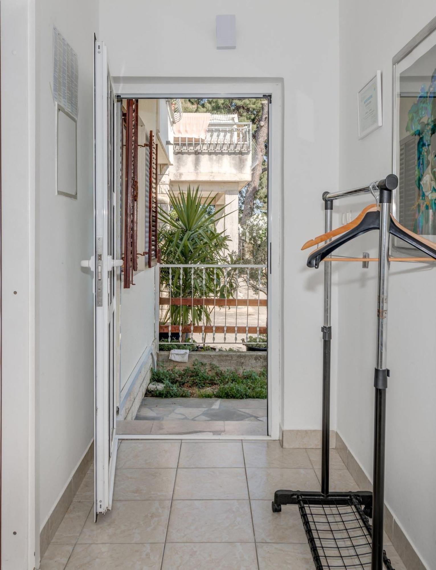 Beachfront Apartment Drazen, With Garden And Parking Split Exterior photo